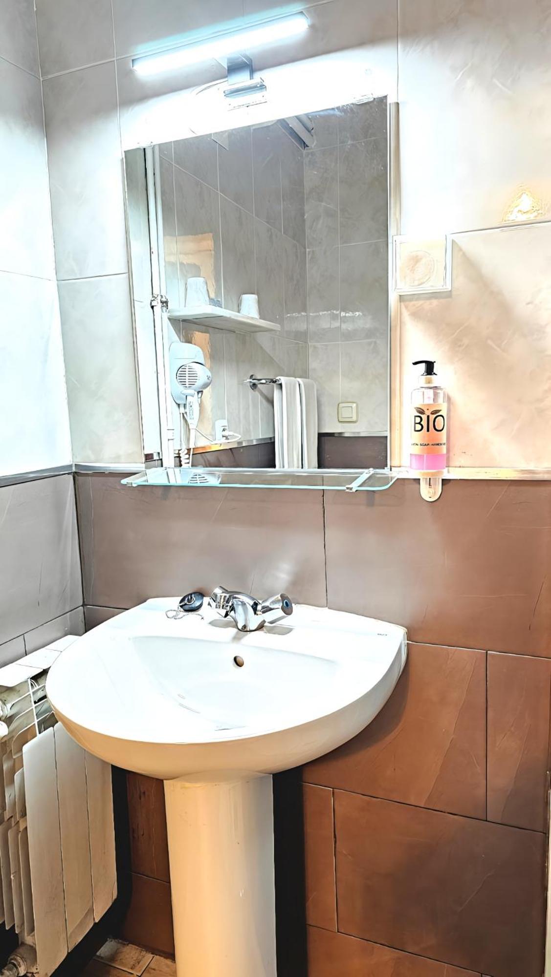 Hostal La Rosa กาเซเรส ภายนอก รูปภาพ
