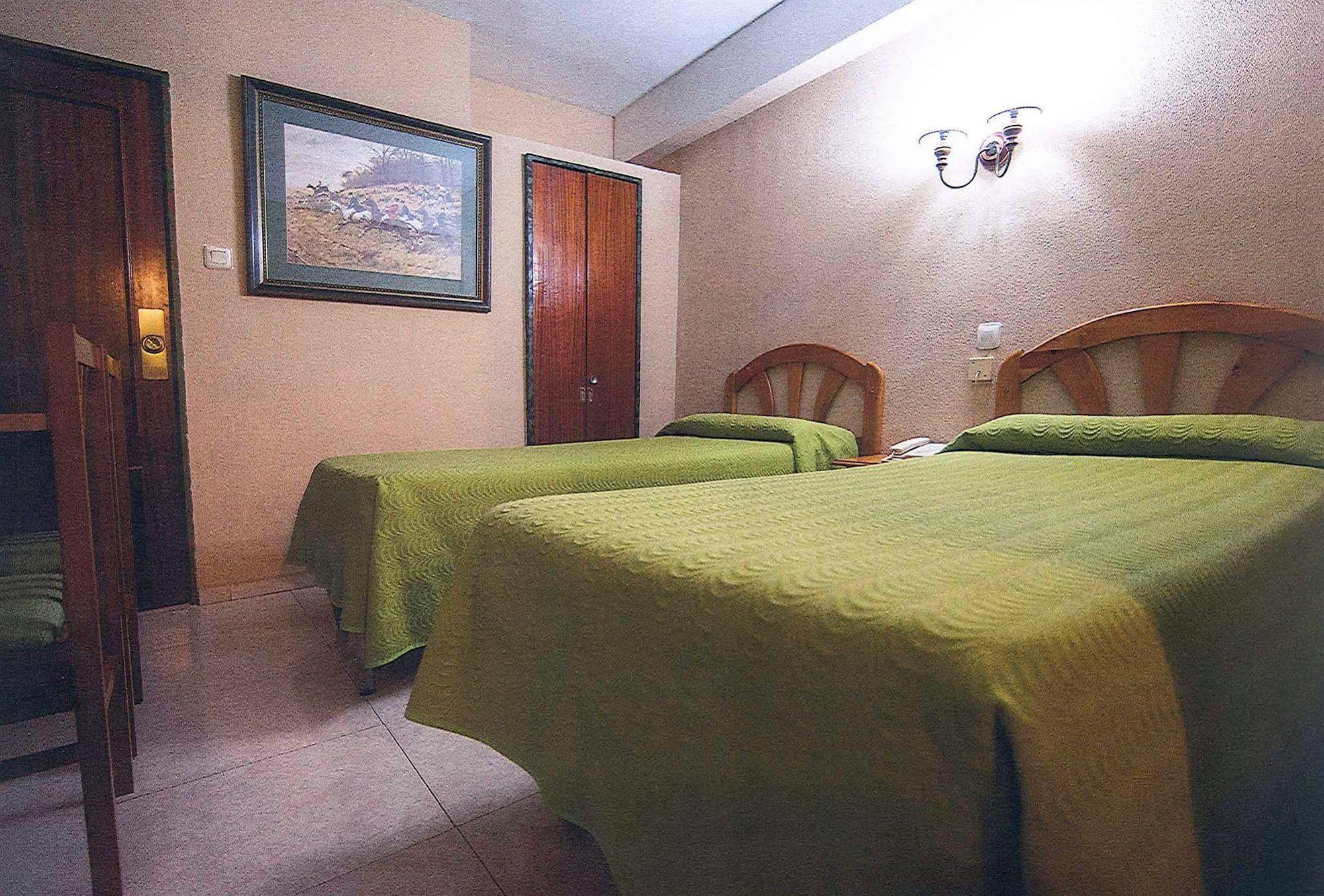 Hostal La Rosa กาเซเรส ภายนอก รูปภาพ