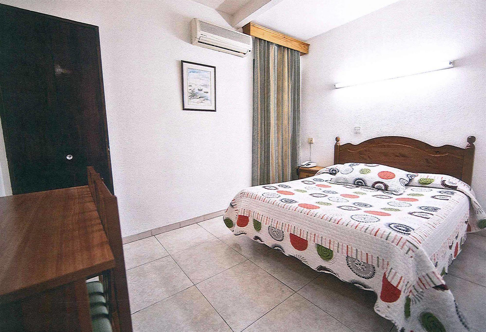 Hostal La Rosa กาเซเรส ภายนอก รูปภาพ