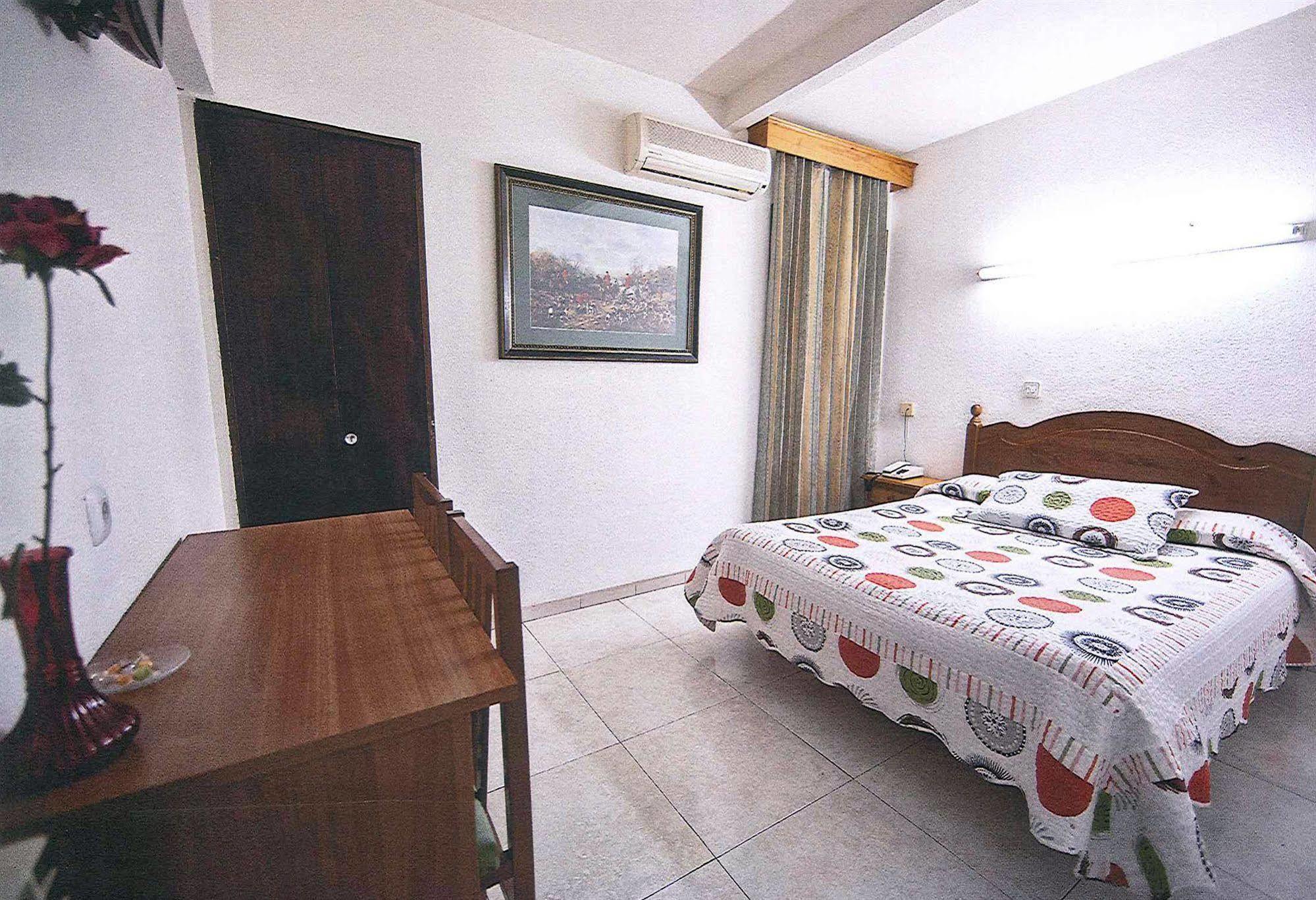Hostal La Rosa กาเซเรส ภายนอก รูปภาพ