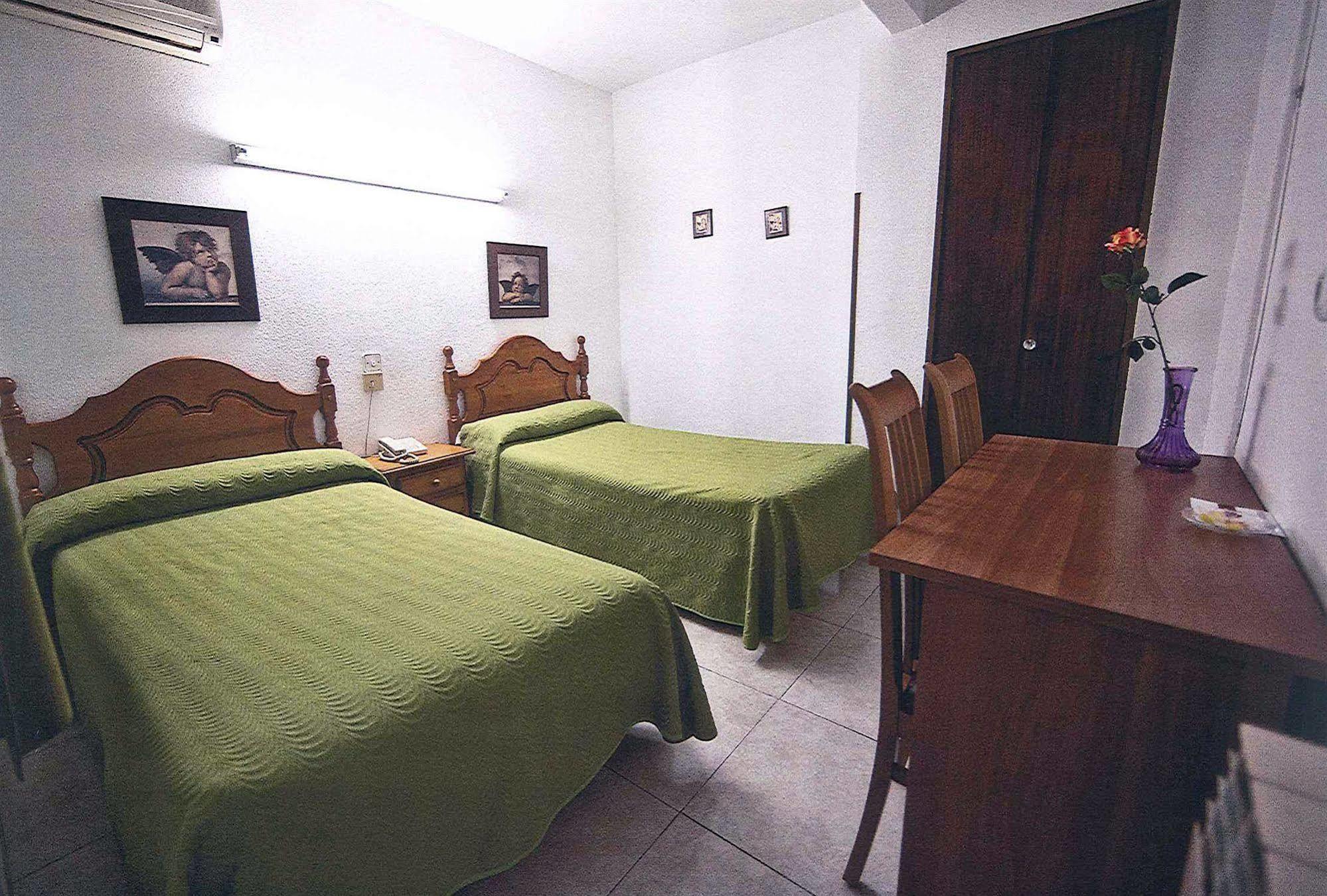 Hostal La Rosa กาเซเรส ภายนอก รูปภาพ